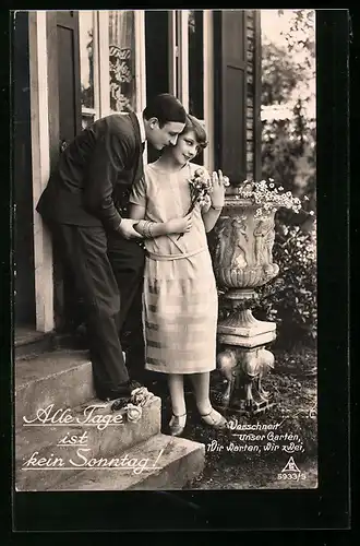 Foto-AK GL Co: Verliebtes Paar betrachtet den Garten