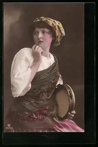 Foto-AK GL Co: Junge Frau mit Tamburin in der Hand