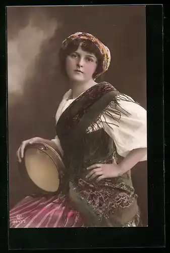 Foto-AK GL Co: Mädchen in Tracht mit Tamburin