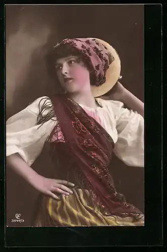 Foto-AK GL Co: Mädchen in Tracht mit Tamburin