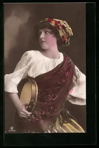 Foto-AK GL Co: Mädchen in Tracht mit Tamburin