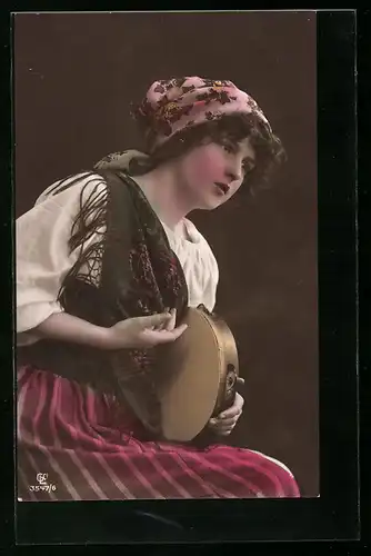 Foto-AK GL Co: Mädchen in Tracht mit Tamburin in der Hand