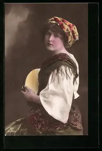 Foto-AK GL Co: Junges Mädchen in Tracht mit Tamburin