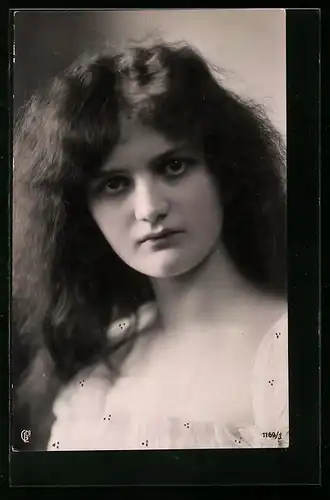 Foto-AK GL Co: Junges Mädchen mit fragendem Blick