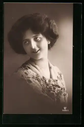 Foto-AK GL Co: Junges Mädchen blickt lächelnd in die Ferne