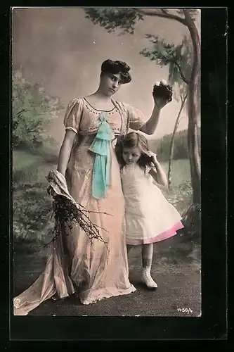 Foto-AK GL Co: Mutter und Tochter haben ein Vogelnest gefunden