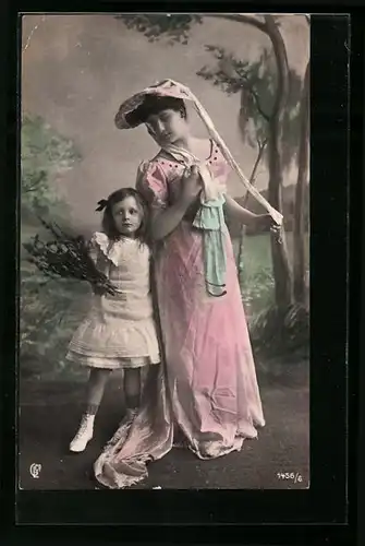 Foto-AK GL Co: Zwei Schwestern beim Spaziergang