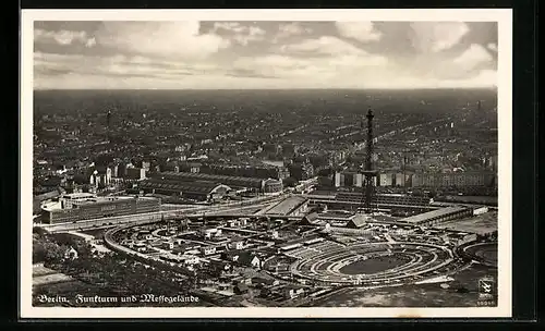 AK Berlin-Charlottenburg, Funkturm und Messegelände vom Flugzeug aus gesehen