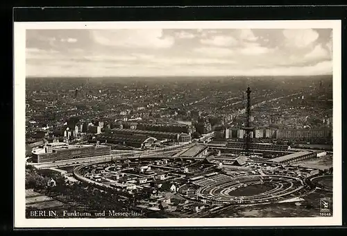 AK Berlin-Charlottenburg, Funkturm und Messegelände vom Flugzeug aus gesehen