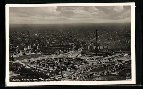 AK Berlin-Charlottenburg, Funkturm und Messegelände vom Flugzeug aus gesehen