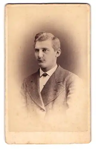 Fotografie Chr. Beitz, Arnstadt, Stattlicher Herr im Anzug