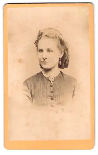 Fotografie Chr. Beitz, Arnstadt, Junge Dame mit Schleife im Haar
