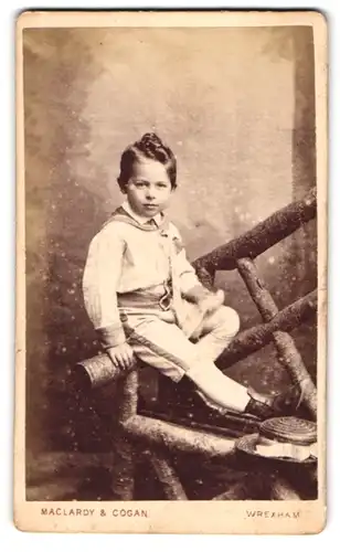Fotografie Maclardy & Cogan, Wrexham, High St., Niedlicher Junge in eleganter Kleidung