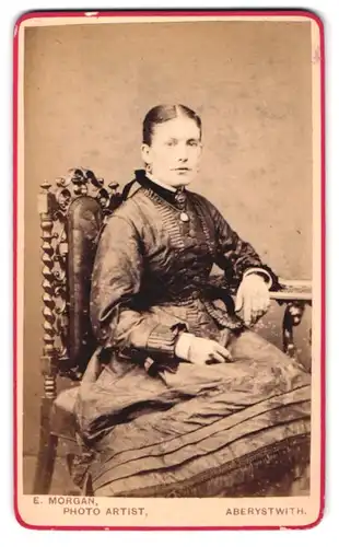 Fotografie E. Morgan, Aberystwith, 14 Pier Street, Bürgerliche Dame im Kleid mit Knöpfen