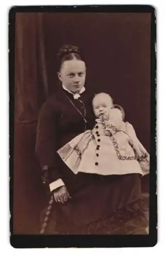 Fotografie Chr. Beitz, Arnstadt, Mutter mit Flechtfrisur trägt ihr Baby