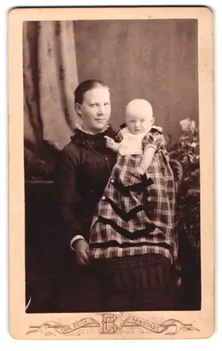 Fotografie Chr. Beitz, Arnstadt, Mutter und Baby in eleganten Kleidern
