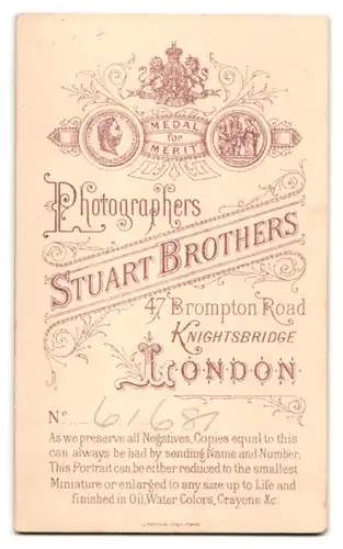 Fotografie Stuart Bros, London, 47 Brompton Road, Bursche im Anzug mit Gehstock