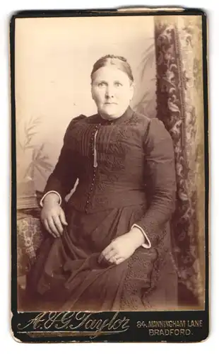 Fotografie A. & G. Taylor, Bradford, 84 Manningham Lane, Gutbürgerliche Dame im Kleid