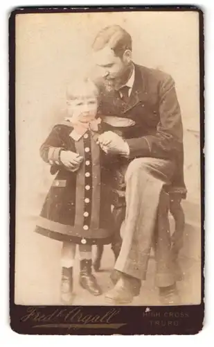 Fotografie Fred Argall, Truro, High Cross, Vater und Tochter in eleganter Kleidung