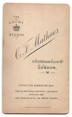 Fotografie C. F. Matheus, London, 51 Tottenham Court Rd., Hübsche Dame im Kleid mit Kragen