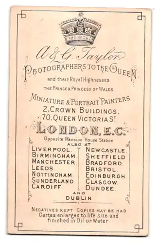 Fotografie A & G. Taylor, London, 70 Queen Victoria Street, Junger Herr mit Koteletten im Anzug