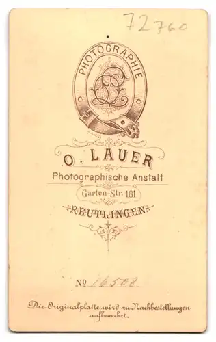 Fotografie O. Lauer, Reutlingen, Garten-Str. 181, Gutbürgerliche Dame im Kleid mit Knöpfen