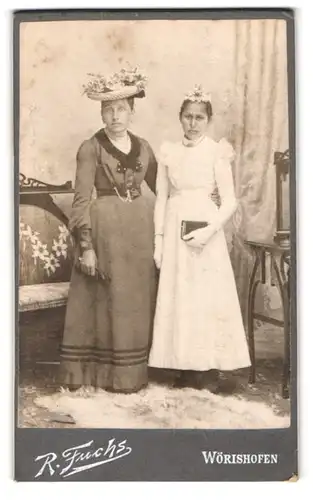 Fotografie R. Fuchs, Wörishofen, Mutter und Tochter in eleganten Kleidern