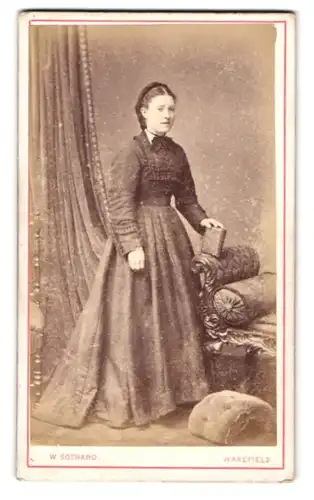 Fotografie W. Gothard, Wakefield, King Street, Dame im Kleid mit einem Buch