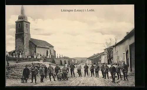 AK Litzingen i. Lothr., Strassenpartie mit Kirche und Soldaten