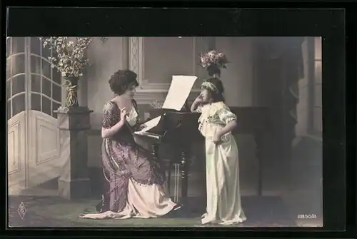 Foto-AK PFB: Frau am Flügel mit junger Dame