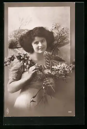 Foto-AK PFB: Junge Dame im Kleid mit Zweigen