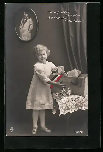 Foto-AK PFB: Mädchen mit Liebesgaben in einer Kiste