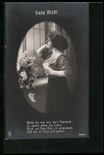 Foto-AK PFB: Junge Frau mit einem Foto am Fenster