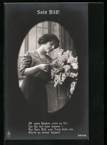 Foto-AK PFB: Junge Frau schaut sich ein Foto an