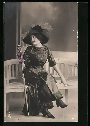 Foto-AK PFB: Junge Frau im Kleid mit einem Stock