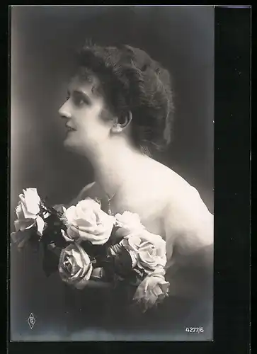 Foto-AK PFB: Junge Frau mit einem Strauss Rosen