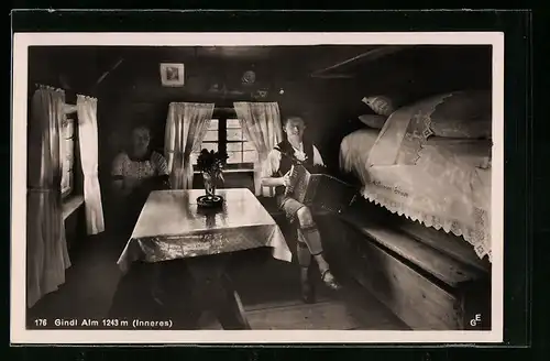 AK Schliersee, Gasthof Gindl Alm, Innenansicht mit Wirtspaar