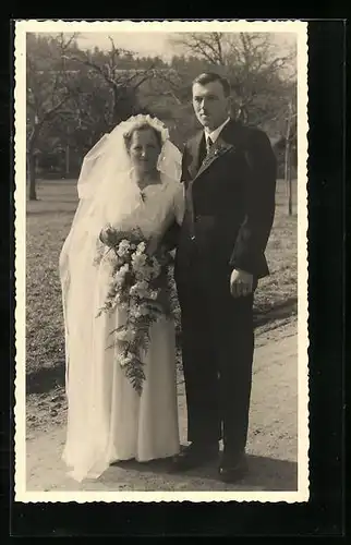 Foto-AK Hochzeitspaar im Brautkleid und Anzug