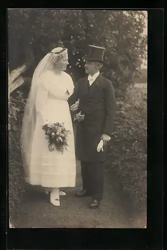 Foto-AK Hochzeitspaar mit Zylinderhut und Schleier