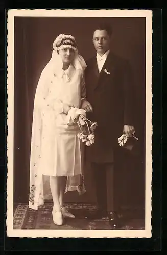 Foto-AK Paar in Hochzeitskleidung mit Blumen