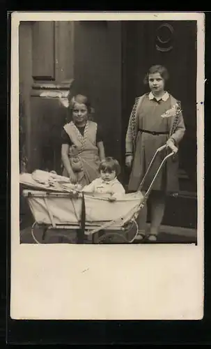 Foto-AK Zwei Schwestern schieben jüngste Schwester im Kinderwagen