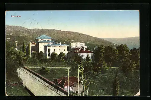AK Lovrana, Ortspartie mit Bergen