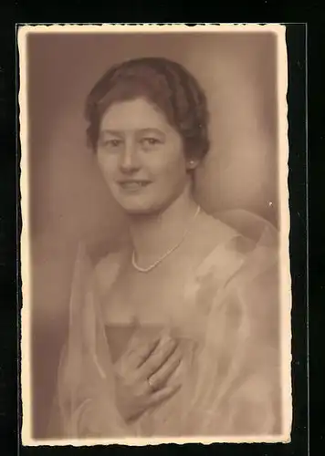 Foto-AK Junge lächelnde Dame mit Halskette