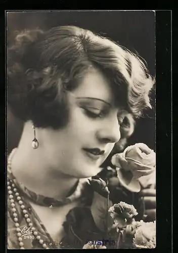AK Junge Dame mit einer Perlenkette und Rosen