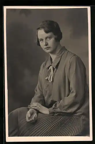 Foto-AK Junge Frau in hübscher Bluse und Rock