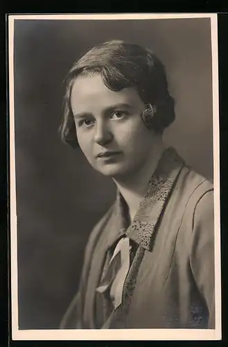 Foto-AK Junge Dame in modischer Kleidung