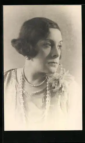 Foto-AK Elegante Dame mit Ohrringen und Perlenkette