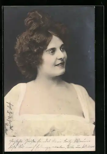 AK Junge hübsche Dame mit Hochsteckfrisur