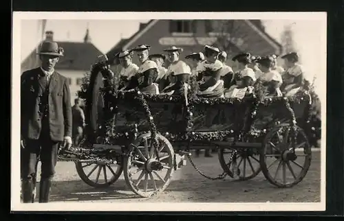 Foto-AK Bad Tölz, Frauen in Trachten, Leonhardifahrt