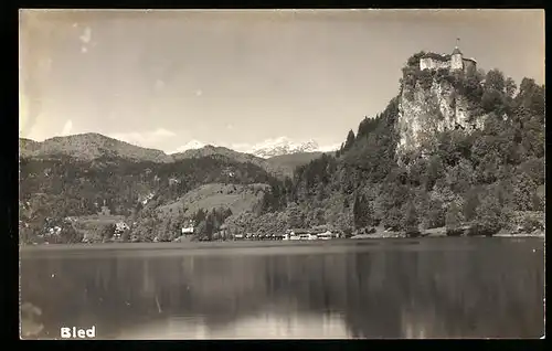 AK Bled, Häuser und Schloss am See